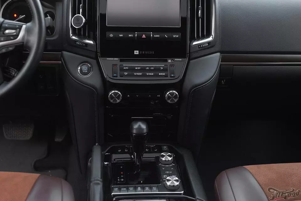 Toyota LC200. Замена центральных частей сидений на алькантару с нашей фирменной перфорацией, с целью сохранения функции обдува! Шумоизоляция дверей и окрас центральной консоли в рояльный лак!